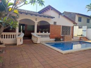 una casa con piscina en el patio en Tata Reyes, en Asunción