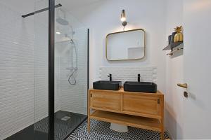 Kúpeľňa v ubytovaní Aux MARCHES DU PALAIS - AC CLIM - SPACIEUX - TERRASSE - WIFI