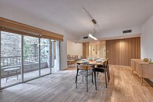 a dining room with a table and chairs and a living room at Aux MARCHES DU PALAIS - AC CLIM - SPACIEUX - TERRASSE - WIFI in Avignon