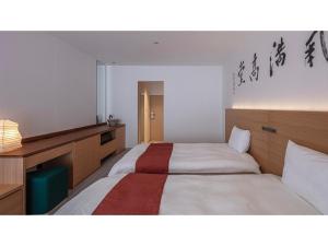 1 dormitorio con 2 camas y escritorio con lámpara en Hotel Tenpyo Naramachi - Vacation STAY 59515v, en Nara