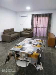 un soggiorno con un tavolo e un divano di Moderno y amplio apartamento con vista fantástica en pleno centro a Ciudad del Este