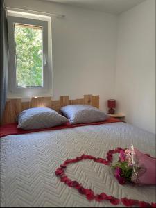 um quarto com uma cama com um coração em Charmant chalet cocooning avec Jacuzzi em Arthon