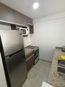 cocina con nevera de acero inoxidable y microondas en Palermo Hollywood Apartment en Buenos Aires