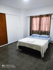 una camera da letto con un letto e una cassettiera di Moderno y amplio apartamento con vista fantástica en pleno centro a Ciudad del Este