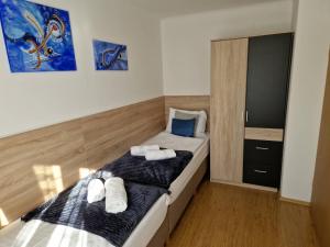 1 dormitorio con 2 camas y toallas. en Eisenerz Stefan Apartment / Ferien Wohnung, en Eisenerz