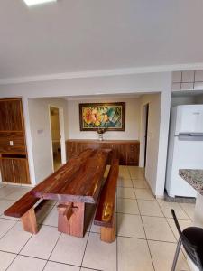 a large wooden table in a room with a kitchen at dirioma fiori 410 descanso, paz, alegria e muita diversão em águas termais in Caldas Novas