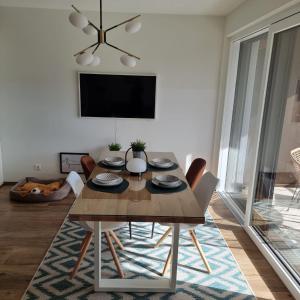 a dining room with a table and a tv at Ferienwohnung Amelie in Sattendorf