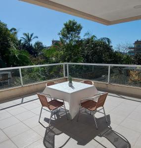 Μπαλκόνι ή βεράντα στο Amplo apto 3 suítes