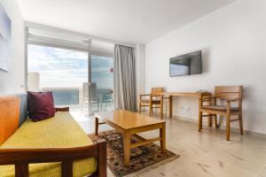 ein Wohnzimmer mit einem Sofa und einem Tisch in der Unterkunft Hotel Europalace in Playa del Ingles