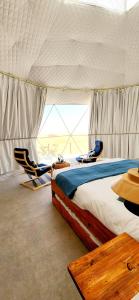 Postel nebo postele na pokoji v ubytování Starry Domes Desert Camp