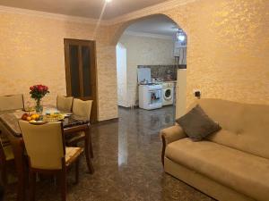 sala de estar con sofá y mesa en Friend's House rooms near Airport en Ereván