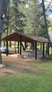 einem Pavillon mit Tischen und Bänken in einem Park in der Unterkunft Casa de campo Mi muchachito in Pátzcuaro