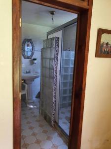 een badkamer met een douche en een wastafel bij Casa de campo Mi muchachito in Pátzcuaro