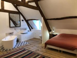 Fotografia z galérie ubytovania Chez Madeleine, maison de charme à Montreuil /mer v destinácii Montreuil-sur-Mer