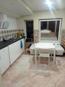 uma cozinha e sala de estar com uma mesa e uma mesa e cadeiras em Apartment parking loft Akaciju em Vilnius