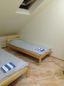 Un pat sau paturi într-o cameră la Apartment parking loft Akaciju
