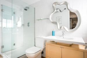 a bathroom with a toilet and a sink and a shower at ¡Impactante apartamento a cero linea de mar! in Tarragona