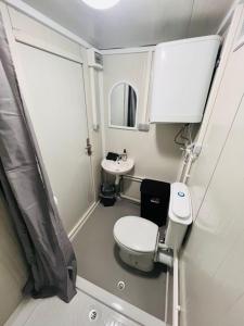 La petite salle de bains est pourvue de toilettes et d'un lavabo. dans l'établissement de Harmonie, à Molenhoek