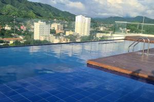 una piscina con vistas a la ciudad en AltoVento905, en Santa Marta