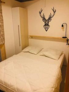 Łóżko lub łóżka w pokoju w obiekcie Le 77 - chalet nature proche S.Besse