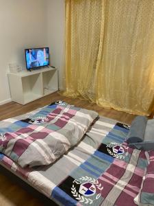 1 cama en una habitación con TV en Oberursel, en Eichwäldchen
