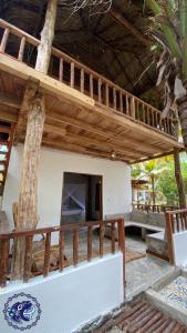 Moñitos的住宿－Playa Jaguar - Beach Club，一个带木屋顶的房屋的阳台