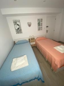 Habitación con 2 camas en una habitación en Habitaciones privadas en precioso piso compartido, en Gandía