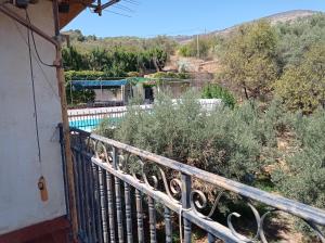 balcón con vistas a la piscina en Chalet Venta del Aire, en Lanjarón