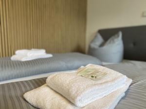 una habitación de hotel con una toalla en una cama en RR - Tiny Apartment - Parking - Kitchen - Netflix, en Magdeburgo