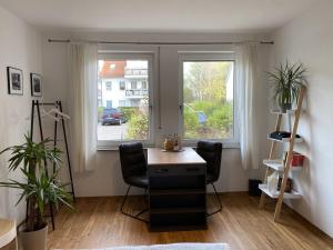 una oficina con escritorio y 2 ventanas en RR - Tiny Apartment - Parking - Kitchen - Netflix, en Magdeburgo