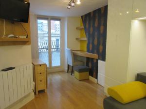 uma sala de estar com uma secretária e uma janela em Cosy Studio of 17 square meters at Place Monge 75005 em Paris