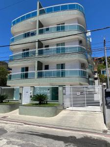 阿拉亚尔-杜卡布Apartamento Arraial do Cabo的前面有门的高楼