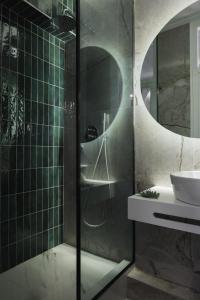 La salle de bains est pourvue d'une douche et d'un lavabo. dans l'établissement K-Houses A4, à Árta