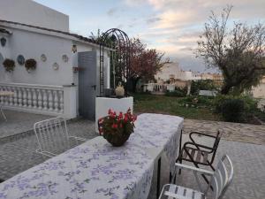 una mesa con un jarrón de flores encima en CAL TIO PAU, en Orba