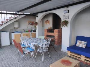 uma cozinha e sala de jantar com mesa e cadeiras em CAL TIO PAU em Orba