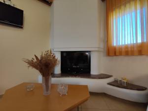 uma sala de estar com uma mesa com uma televisão e uma mesa de sidx em Dreams 5 em Karditsa