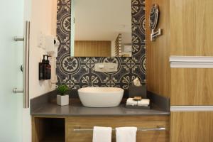 a bathroom with a sink and a mirror at The Lu'um House in Tuxtla Gutiérrez