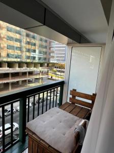 a balcony with a bench and a view of a street at Flat Setor de Hotéis Norte no Hotel Fusion in Brasilia