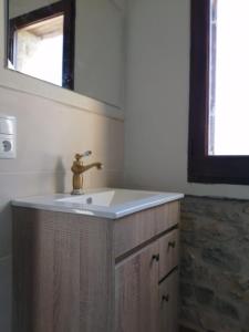 La salle de bains est pourvue d'un lavabo et d'un miroir. dans l'établissement Cal Martí, à Abella de la Conca