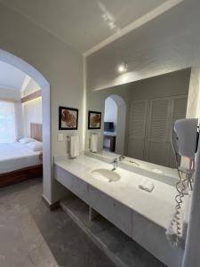 a bathroom with a tub and a sink and a bed at Villa 19 Con Playa 2 Recamaras dentro de Hotel en Ixtapa in Ixtapa +12 photos