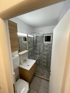 Ένα μπάνιο στο Twin Apartments