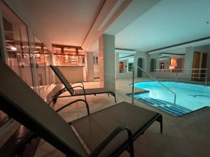Bazén v ubytovaní Luxury Seaside Villa with a classic Mediterranean Olive Garden, a fully equipped Professional Kitchen, Pool, Sauna, Padle Boards and Canoe - Miolin Beach House alebo v jeho blízkosti
