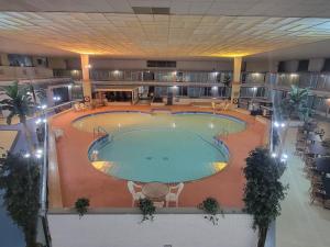 a large swimming pool in a large building at Baymont by Wyndham Hannibal in Hannibal