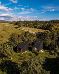 肯普隆格的住宿－Campolongo Tiny Chalet，田野上两座小房子的头顶景色