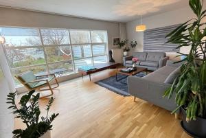 Uma área de estar em Modern family friendly house in Reykjavik