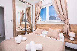 una camera con due letti e una grande finestra di Fantasy Pool Villa - Deluxe Apartment a Novalja (Novaglia)