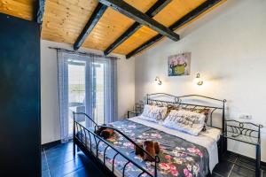 1 dormitorio con cama de metal en una habitación con ventana en Villa MiA, en Sukošan 63 fotos más