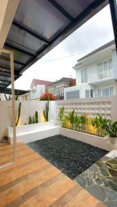 a balcony with a view of a building at Villa Tiga Dara Batu in Batu