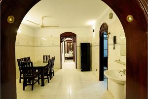 達卡的住宿－Gulshan Lovely 3-Bedroom Luxury Apartment，厨房以及带桌椅的用餐室。
