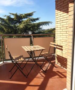 a picnic table and two chairs on a balcony at B&B Dei Cardinali in Terni